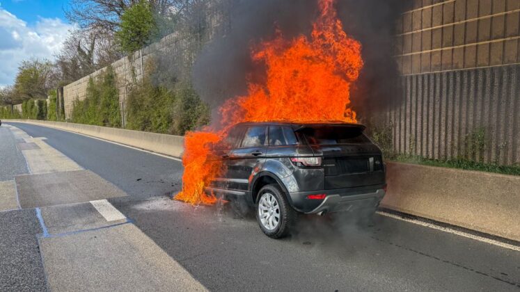 PKW-Brand auf der A66 bei Langenselbold: Range Rover in Flammen