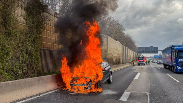 PKW-Brand auf der A66 bei Langenselbold: Range Rover in Flammen