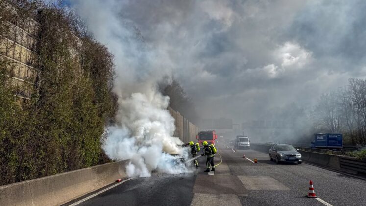 PKW-Brand auf der A66 bei Langenselbold: Range Rover in Flammen