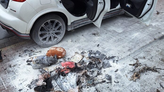 Bautrupp löscht PKW-Brand in Eppinghoven