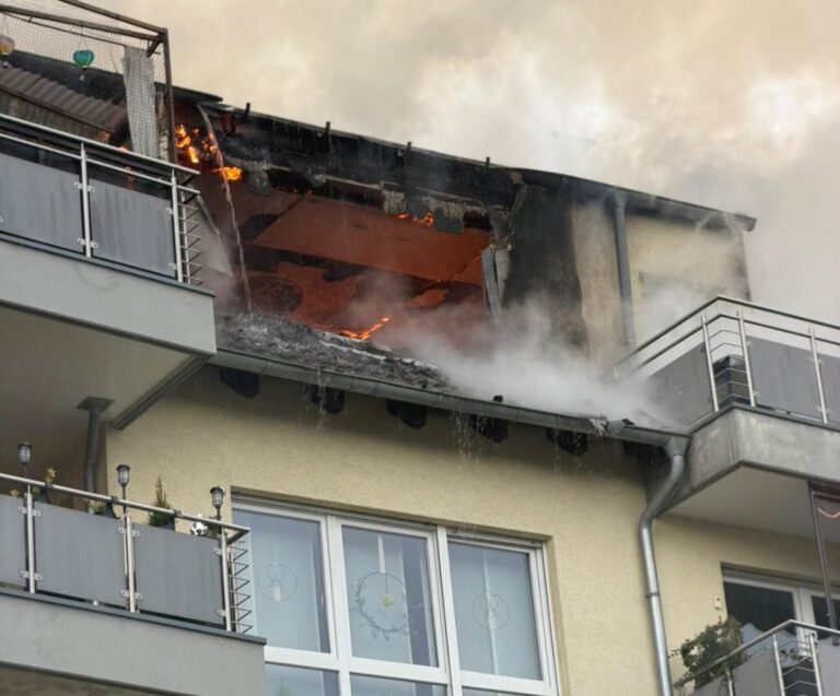 Dachstuhlbrand in Recklinghausen-König Ludwig: Wohnhaus unbewohnbar