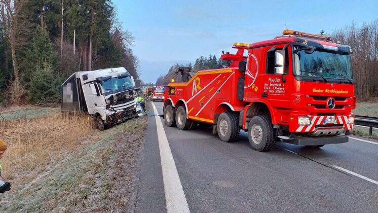 40-Tonner rast Hang hinunter: Schwerer Lkw-Unfall auf der A8 bei Grabenstätt