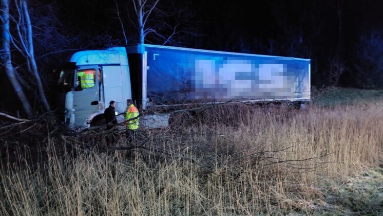 40-Tonner rast Hang hinunter: Schwerer Lkw-Unfall auf der A8 bei Grabenstätt