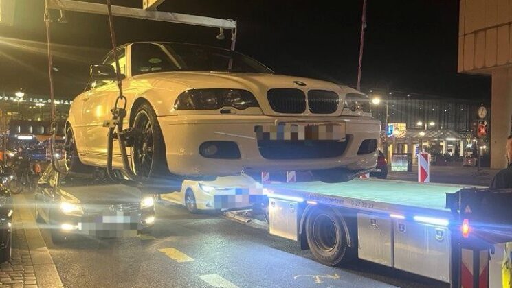 Polizei Berlin stoppt Raser mit 135 km/h und zieht 10 Poser-Autos aus dem Verkehr