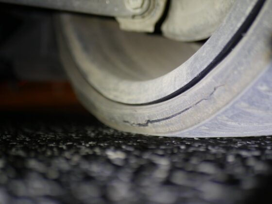 Polizei Berlin stoppt Raser mit 135 km/h und zieht 10 Poser-Autos aus dem Verkehr