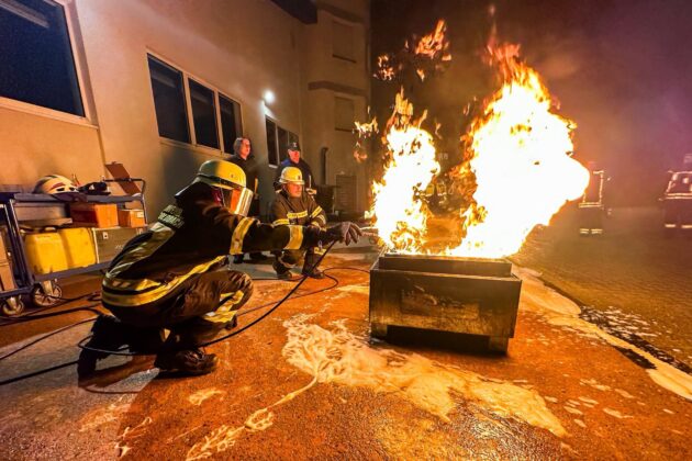 Schaumeinsatz im Fokus: Praxisnahe Ausbildung der Feuerwehr Goldbach in Mainaschaff