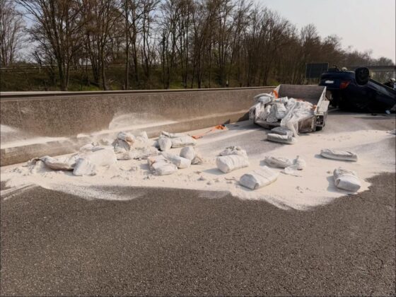 Spektakulärer Unfall auf der A65: Pkw-Gespann überschlägt sich bei Kandel