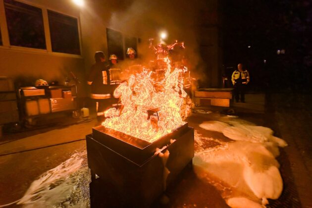 Schaumeinsatz im Fokus: Praxisnahe Ausbildung der Feuerwehr Goldbach in Mainaschaff