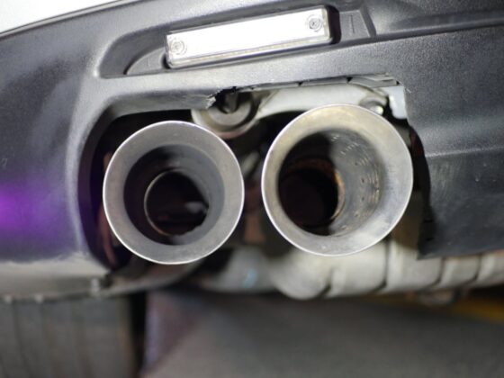 Polizei Berlin stoppt Raser mit 135 km/h und zieht 10 Poser-Autos aus dem Verkehr