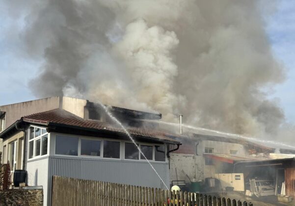 Dachstuhlbrand in Moosbach-Rückersrieth: Werkstatt in Flammen