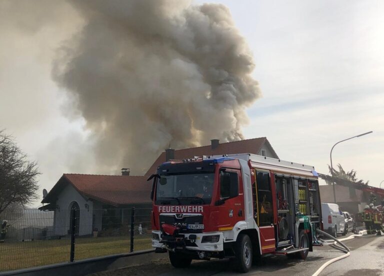 Dachstuhlbrand in Moosbach-Rückersrieth: Werkstatt in Flammen