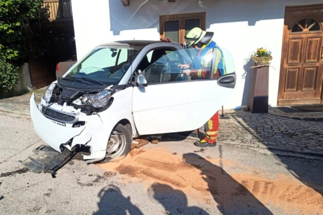 Unfall am Gewerbeberg: Feuerwehr Tittmoning im Einsatz nach Kollision mit Garage