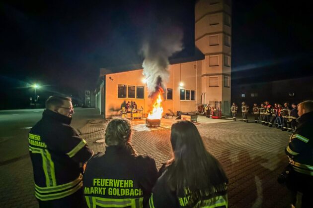 Schaumeinsatz im Fokus: Praxisnahe Ausbildung der Feuerwehr Goldbach in Mainaschaff