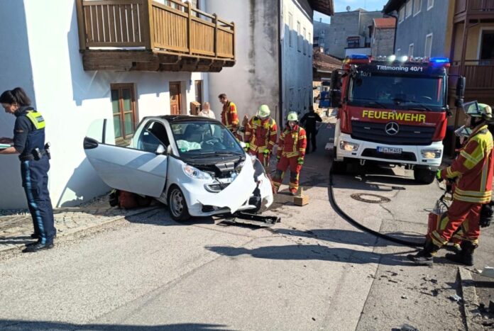 Unfall am Gewerbeberg: Feuerwehr Tittmoning im Einsatz nach Kollision mit Garage