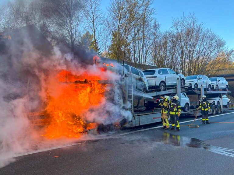 LKW-Brand auf der A30 bei Löhne: Autotransporter steht in Flammen