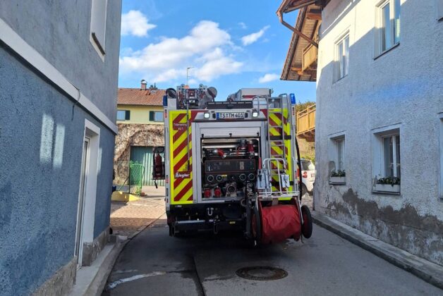 Unfall am Gewerbeberg: Feuerwehr Tittmoning im Einsatz nach Kollision mit Garage