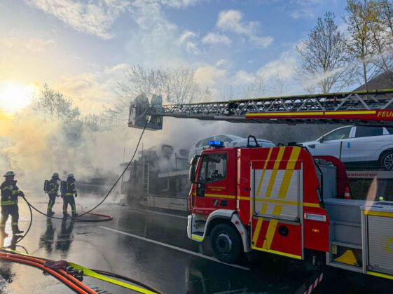 LKW-Brand auf der A30 bei Löhne: Autotransporter steht in Flammen