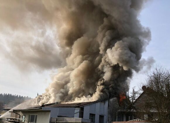 Dachstuhlbrand in Moosbach-Rückersrieth: Werkstatt in Flammen