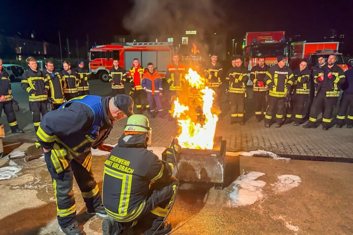 Schaumeinsatz im Fokus: Praxisnahe Ausbildung der Feuerwehr Goldbach in Mainaschaff