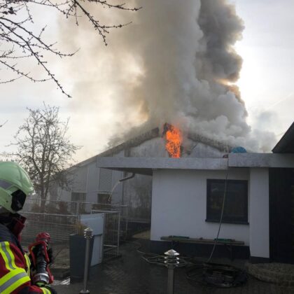 Dachstuhlbrand in Moosbach-Rückersrieth: Werkstatt in Flammen