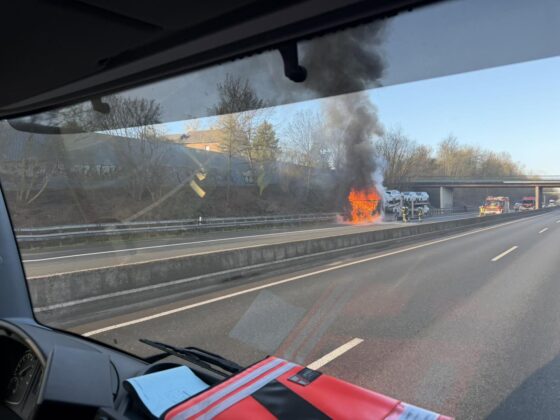 LKW-Brand auf der A30 bei Löhne: Autotransporter steht in Flammen