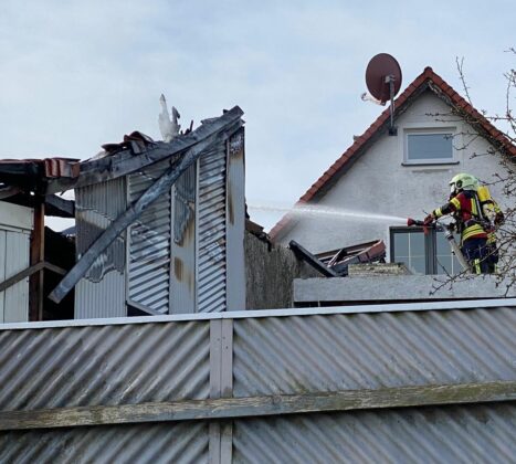 Dachstuhlbrand in Moosbach-Rückersrieth: Werkstatt in Flammen