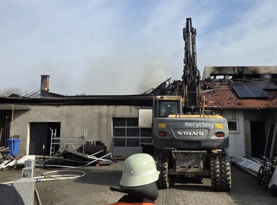 Dachstuhlbrand in Moosbach-Rückersrieth: Werkstatt in Flammen