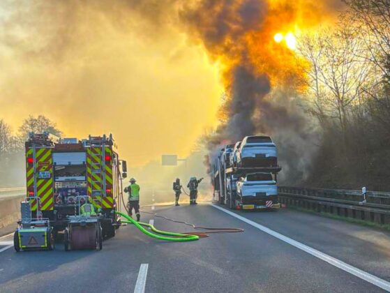 LKW-Brand auf der A30 bei Löhne: Autotransporter steht in Flammen