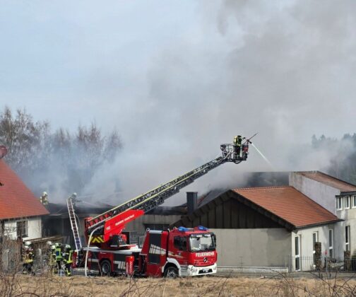 Dachstuhlbrand in Moosbach-Rückersrieth: Werkstatt in Flammen