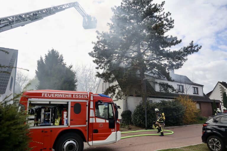 Hausbrand in Essen-Gerschede: Doppelhaushälfte nach Feuer unbewohnbar
