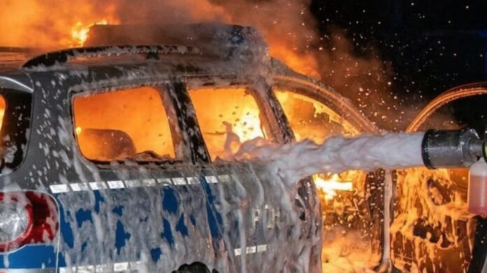 Anschlag auf Einsatzfahrzeug der Polizei Bergneustadt
