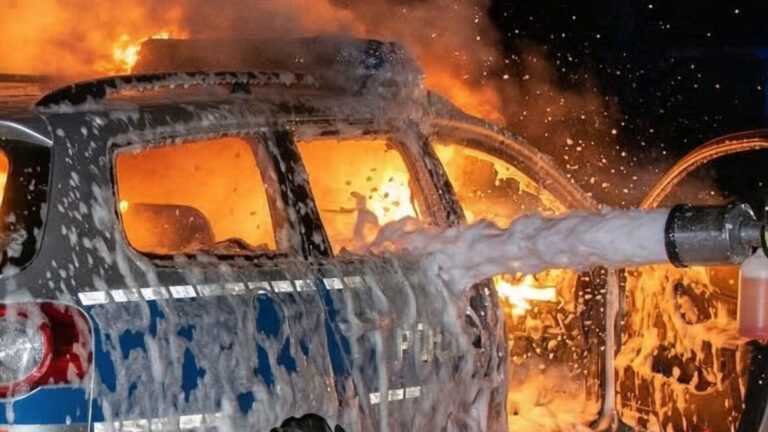 Anschlag auf Einsatzfahrzeug der Polizei Bergneustadt