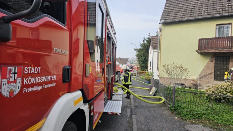 Feuerwehr verhindert Katastrophe: Brand in Heisterbacherrott droht auf Wohnhaus überzugreifen
