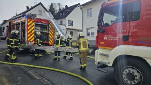Kollision im Hafenbecken: Schiffsunfall im Neusser Hafen sorgt für Bergungseinsatz