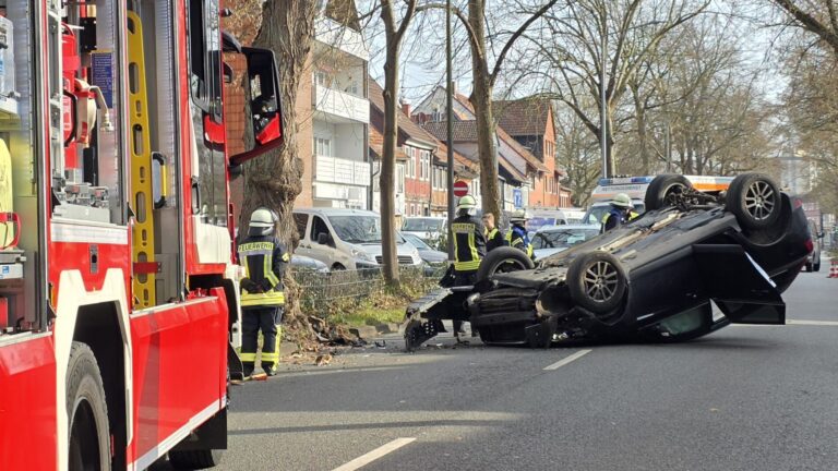 Pkw überschlägt sich in Celle: Unfall in der Blumlage