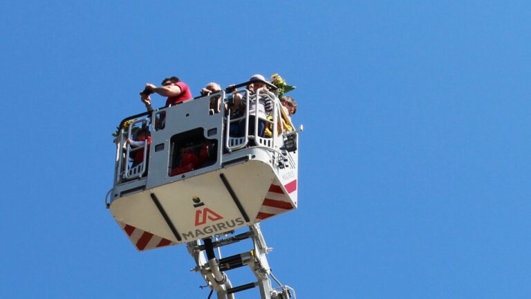 Feuerwehrmann nach Hausbrand in Nürnberg-Weiherhaus verletzt