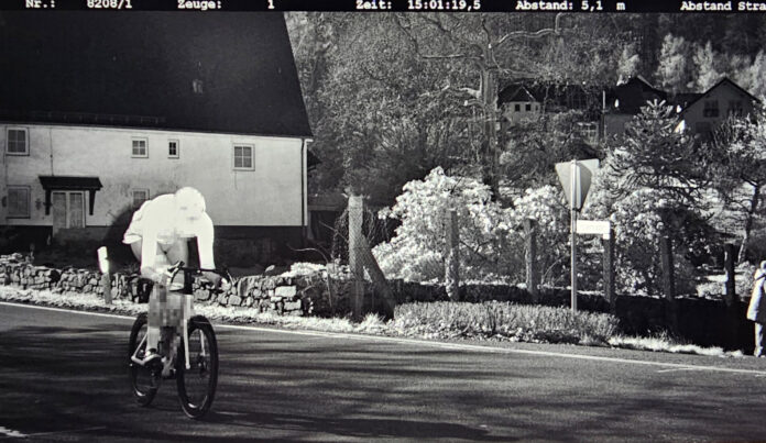 Mit 59 km/h vor der Schule: Polizei warnt vor Missachtung des Tempolimits für Radfahrer