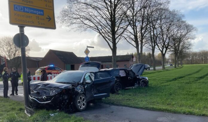 Unfall in der Thorenstraße in Alpen: Zwei Elektroautos kollidiert