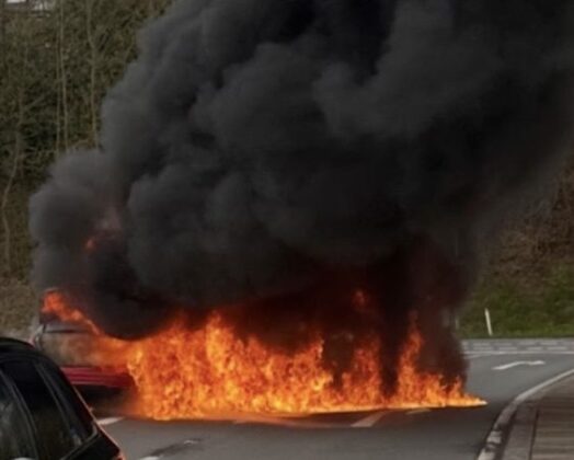 Einsätze der Feuerwehr Rösrath: Pkw-Brand und schwerer Unfall