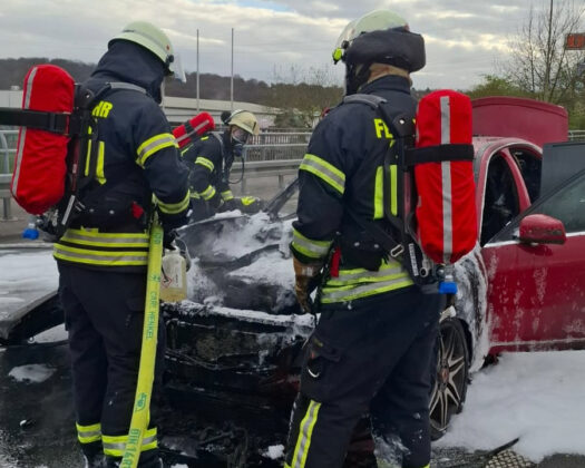 Einsätze der Feuerwehr Rösrath: Pkw-Brand und schwerer Unfall