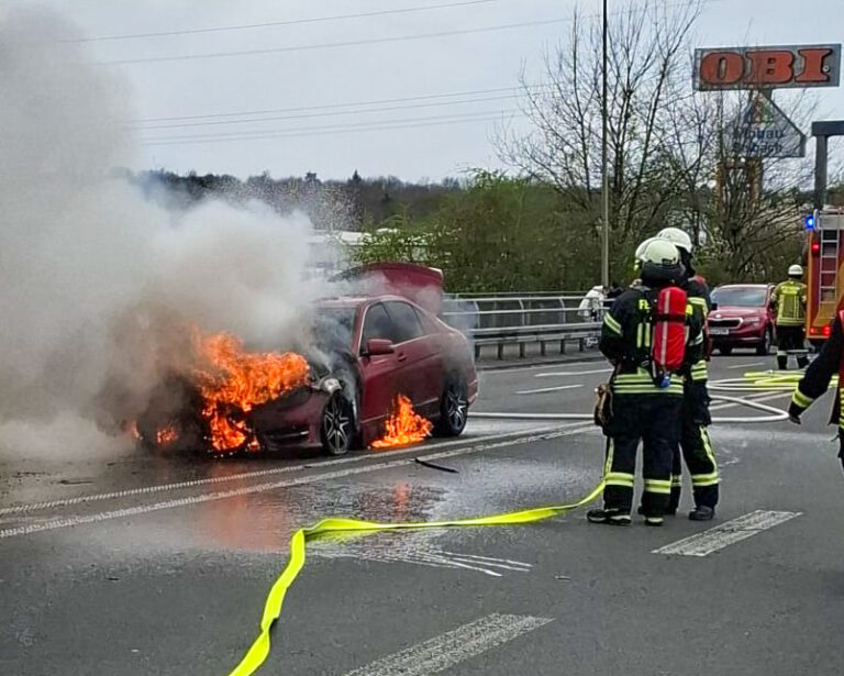 Einsätze der Feuerwehr Rösrath: Pkw-Brand und schwerer Unfall