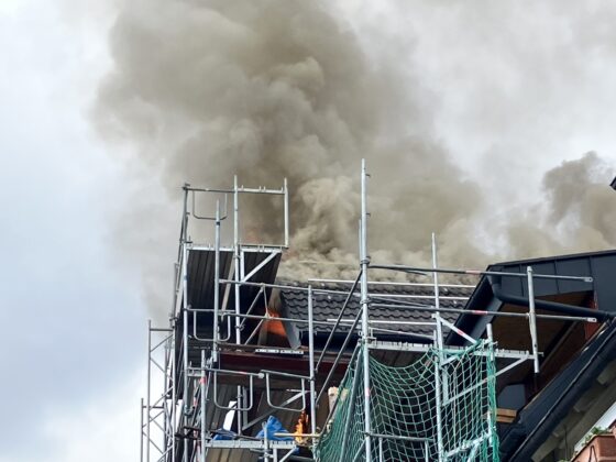 Dachstuhlbrand in Bergisch Gladbach-Refrath: Feuer bei Dacharbeiten