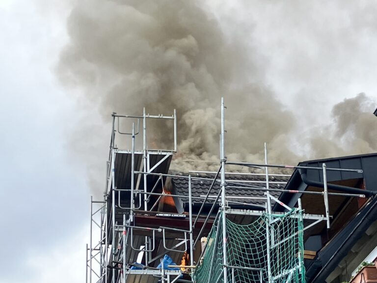 Dachstuhlbrand in Bergisch Gladbach-Refrath: Feuer bei Dacharbeiten