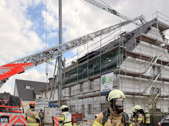 Dachstuhlbrand in Bergisch Gladbach-Refrath: Feuer bei Dacharbeiten