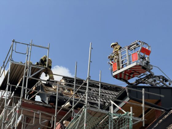 Dachstuhlbrand in Bergisch Gladbach-Refrath: Feuer bei Dacharbeiten