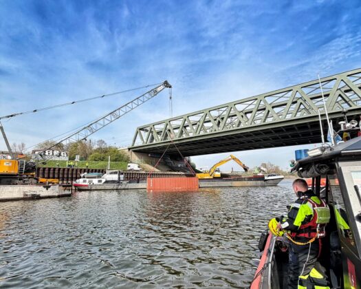 Kollision im Hafenbecken: Schiffsunfall im Neusser Hafen sorgt für Bergungseinsatz