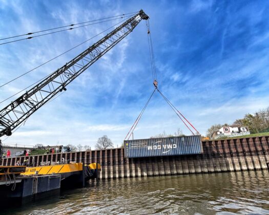 Kollision im Hafenbecken: Schiffsunfall im Neusser Hafen sorgt für Bergungseinsatz