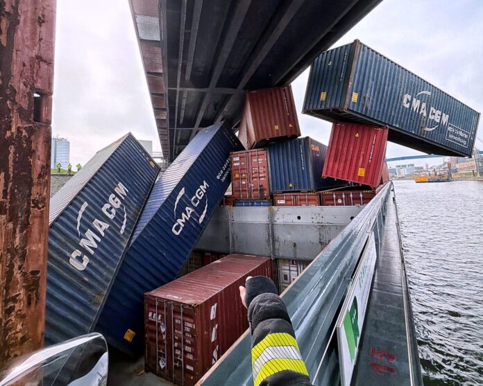 Kollision im Hafenbecken: Schiffsunfall im Neusser Hafen sorgt für Bergungseinsatz