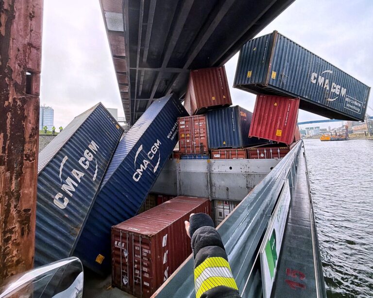 Kollision im Hafenbecken: Schiffsunfall im Neusser Hafen sorgt für Bergungseinsatz