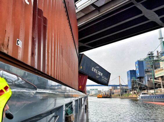 Kollision im Hafenbecken: Schiffsunfall im Neusser Hafen sorgt für Bergungseinsatz